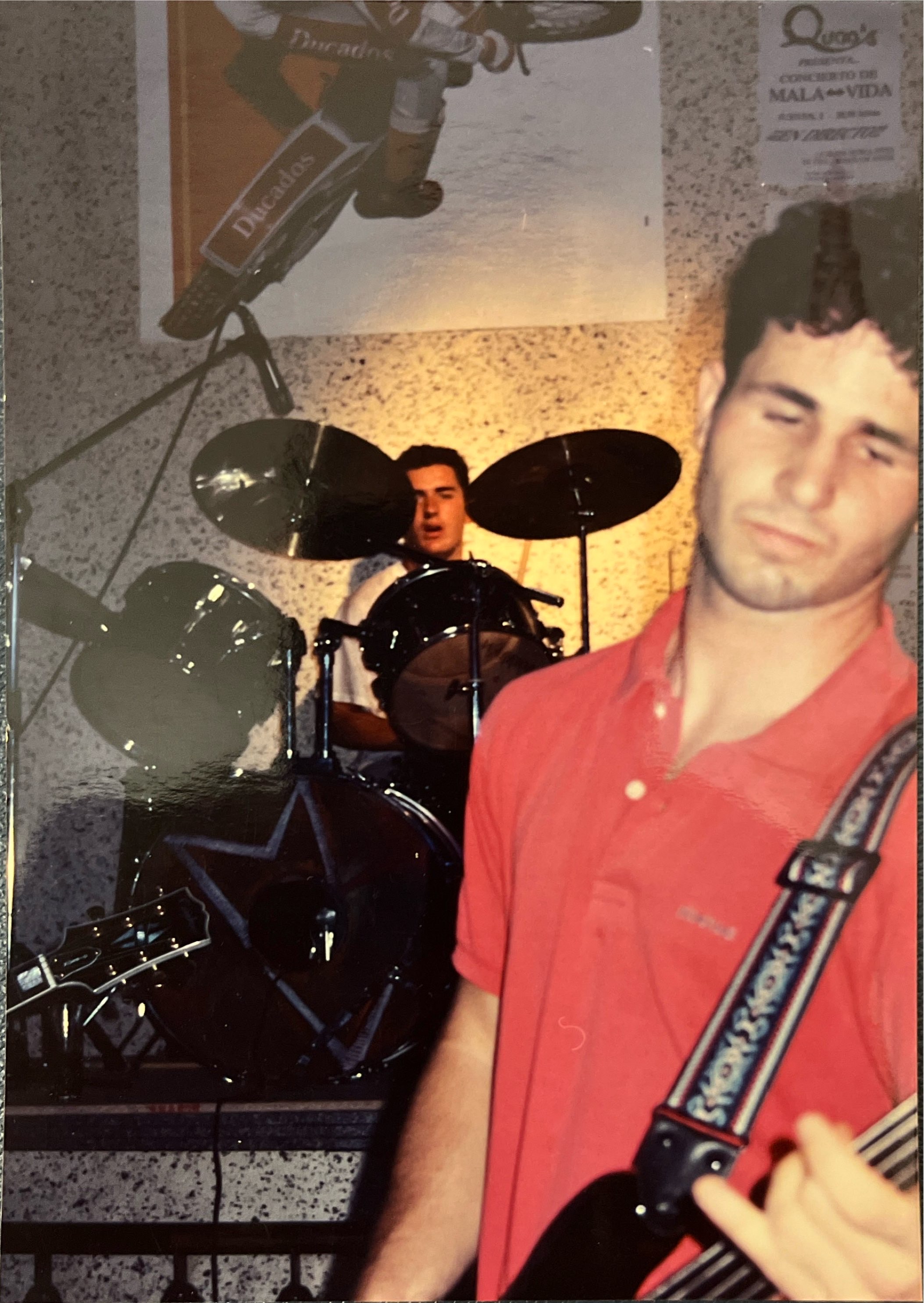 Batería y guitarra de Trapos Sucios