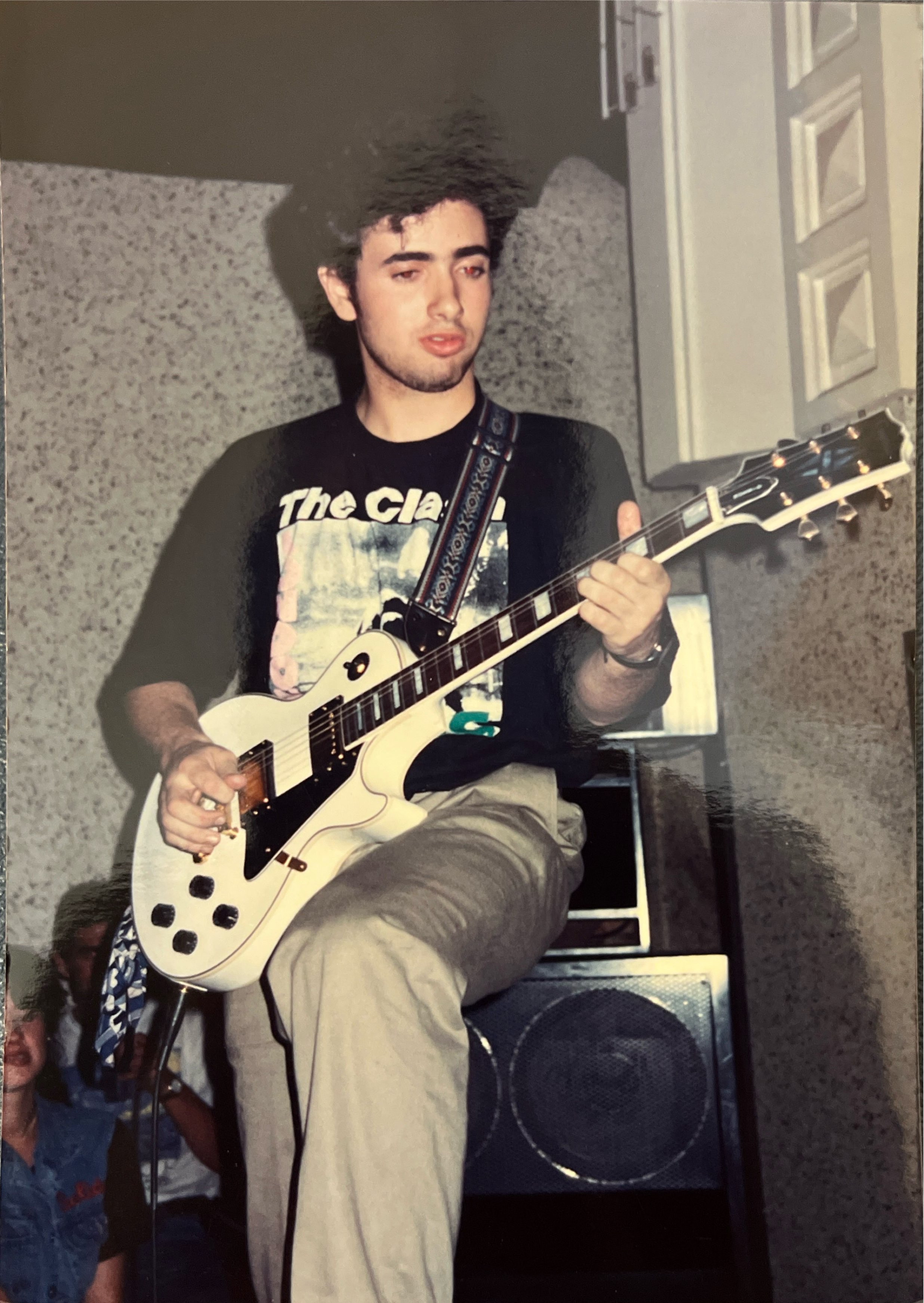Guitarrista de Trapos Sucios con guitarra blanca